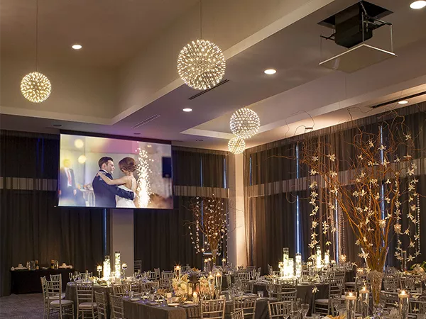 Access XL V screen with Matt White XT1000V viewing surface and AeroLift 150 projector lift at the Radisson Blu Aqua Hotel, Chicago, IL. Photo by Barry Rustin.